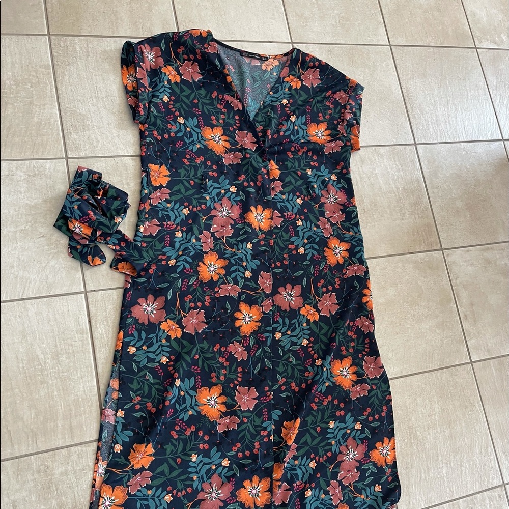 Zara flower print dress. 🧺